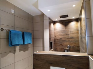 Haartrockner, Handtücher, Seife