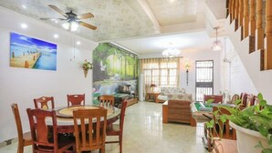 A dining area with a round table, chairs, and a ceiling fan. - Boxi Haiyun Hot Spring Holiday Villa (Huizhou)