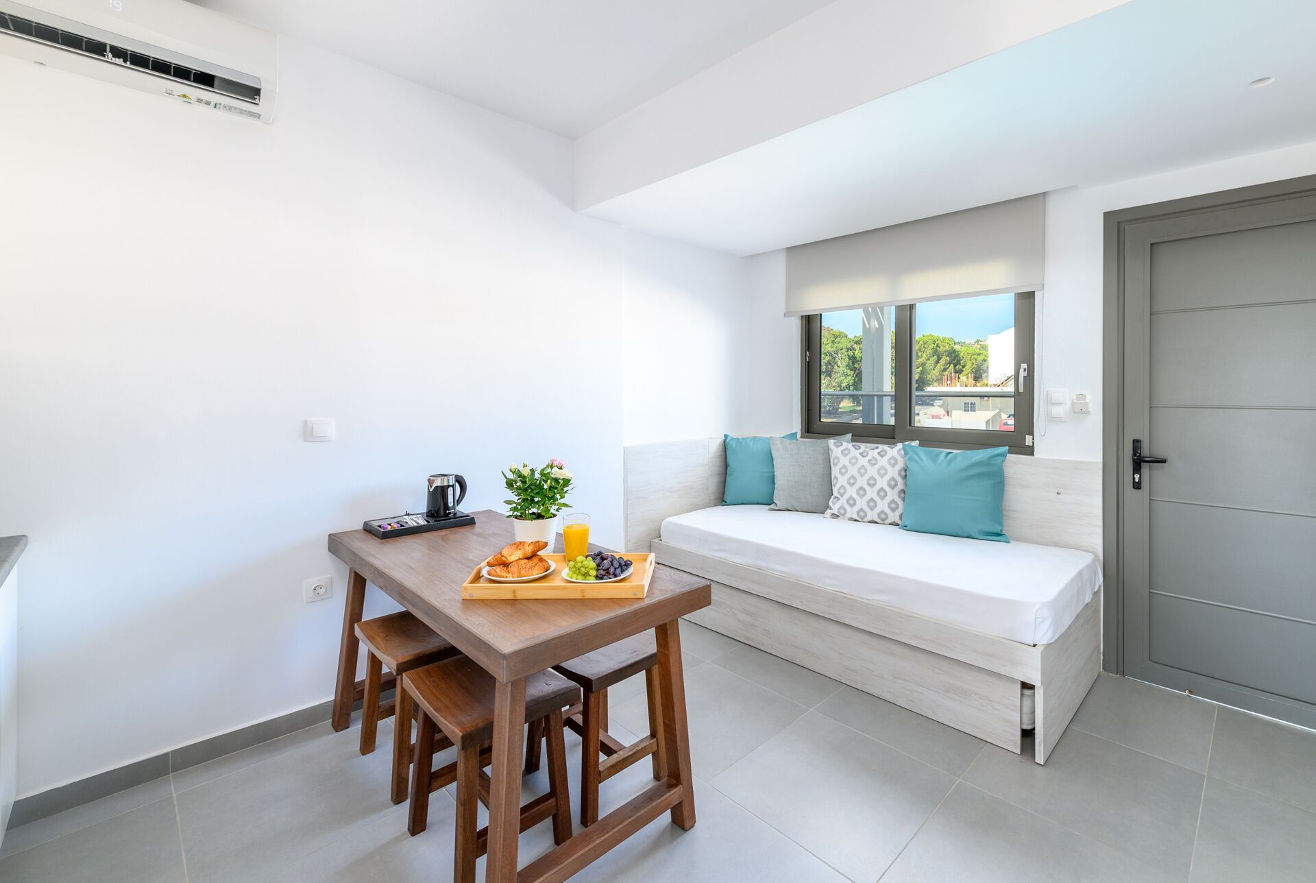 Apartemen, balkon | Area keluarga | Televisi layar datar 30-inci dengan saluran TV kabel dan TV
