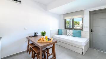 Apartemen, balkon | Area keluarga | Televisi layar datar 30-inci dengan saluran TV kabel dan TV