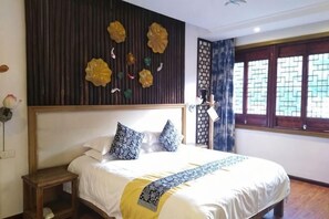 A bedroom with a bed, wooden headboard, decorative wall paneling, and a window with a view. - Lishuiyujian Huakai Boutique Inn (Lishui)