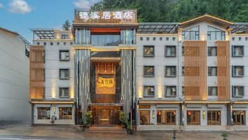 A hotel with a traditional facade, multiple floors, and a prominent entrance.