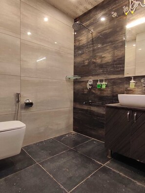 Chambre supérieure | Salle de bain | Articles de toilette (gratuits), pantoufles