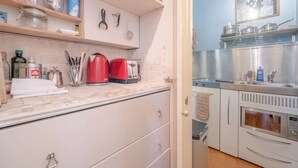 Studio cơ bản, 1 giường cỡ king | Bếp riêng | Tủ lạnh, lò vi sóng, bếp nấu, ấm điện 