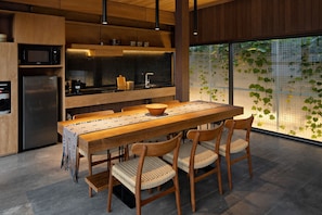 3BR Luxury Villa | 8m-long Pool, Poolside bar, Sky Bridge, Rooftop Garden, Chef On Request | Private kitchen - Villa Tana Takah (Canggu)