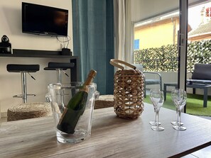 Interior - One bedroom apartment (4p)- pool-AC- near shops, Croisette, sea, palais Festival (Cannes)