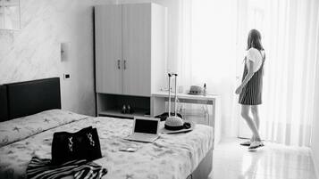 Double Room Single Use | Desk