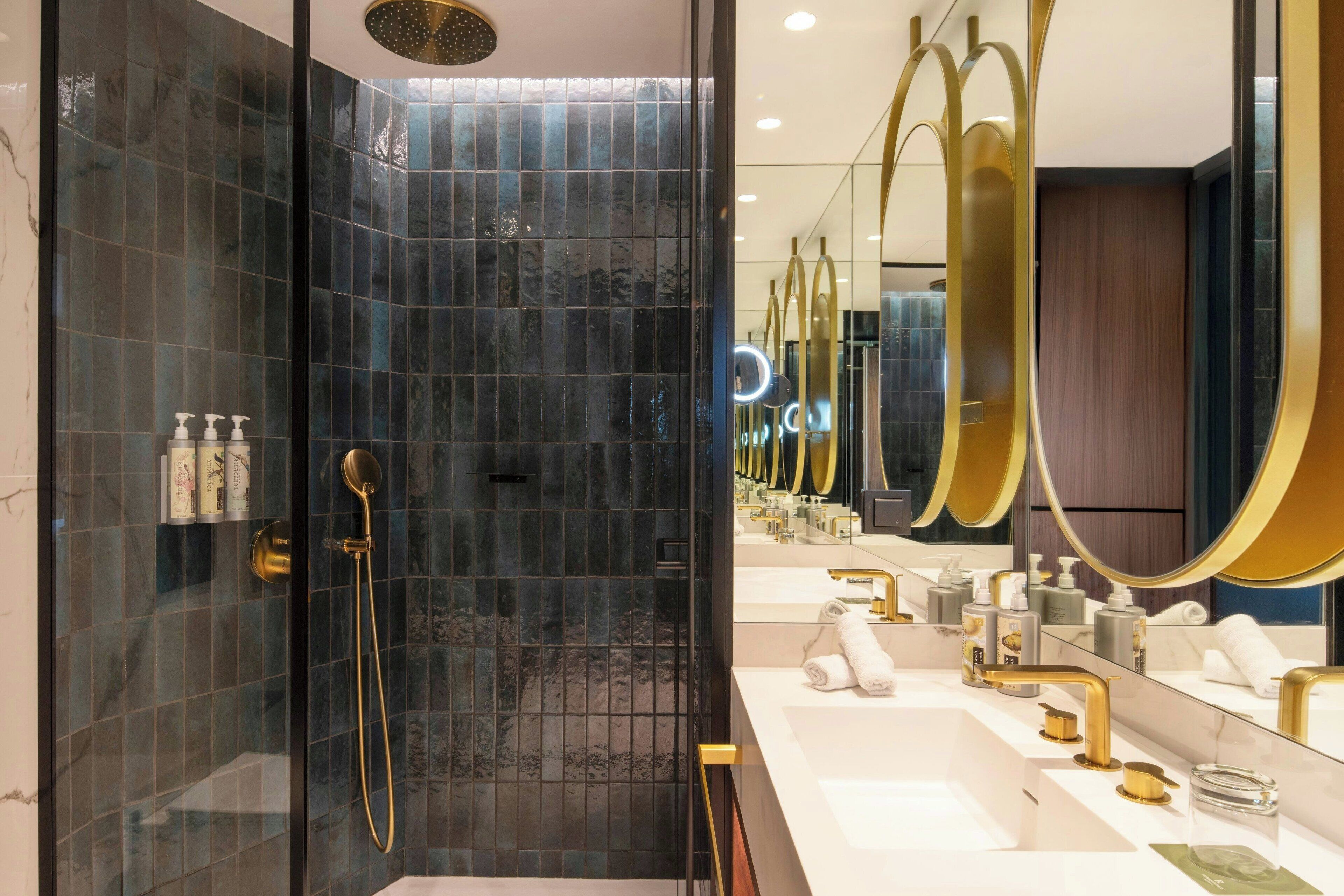 Dusche, Haartrockner, Bademäntel, Handtücher