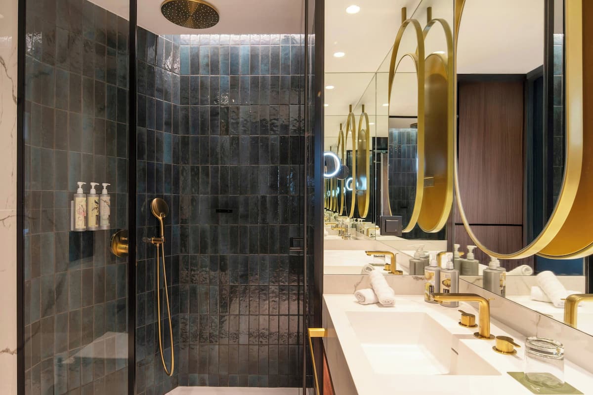 Dusche, Haartrockner, Bademäntel, Handtücher