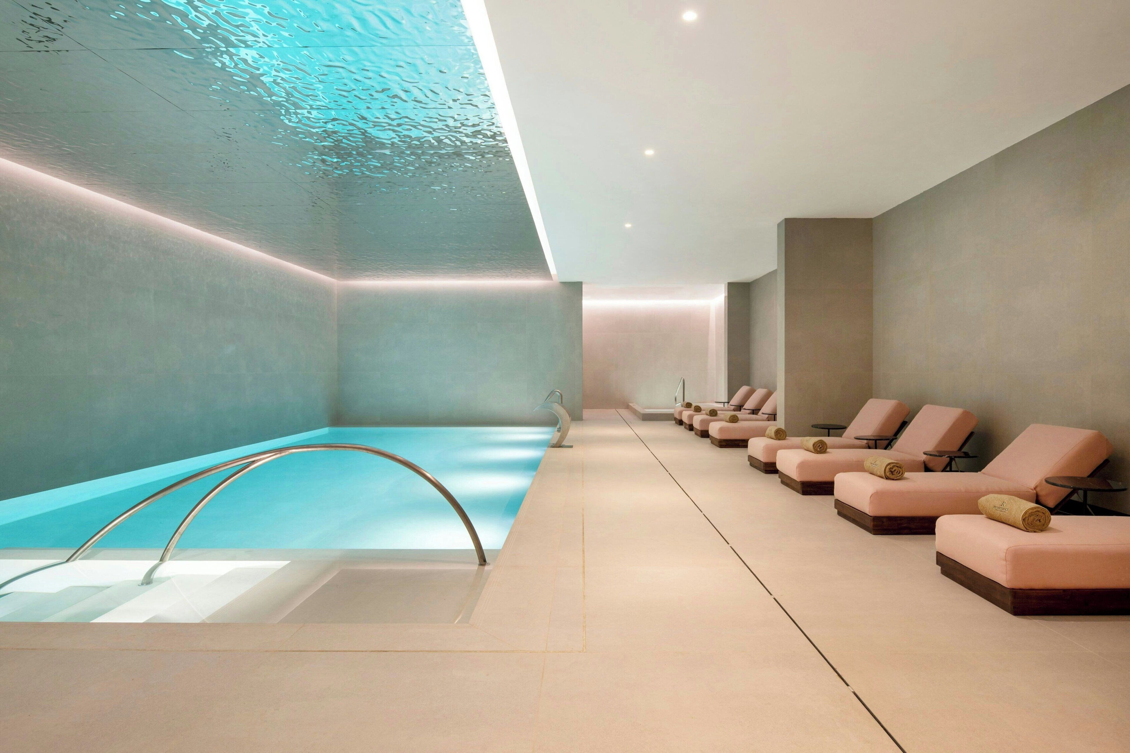 สระว่ายน้ำกลางแจ้งเปิดตามฤดูกาล, ร่มริมสระว่ายน้ำ, เก้าอี้อาบแดดริมสระ