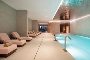 Seasonal outdoor pool, pool umbrellas, sun loungers - Renaissance Porto Lapa Hotel (Porto)