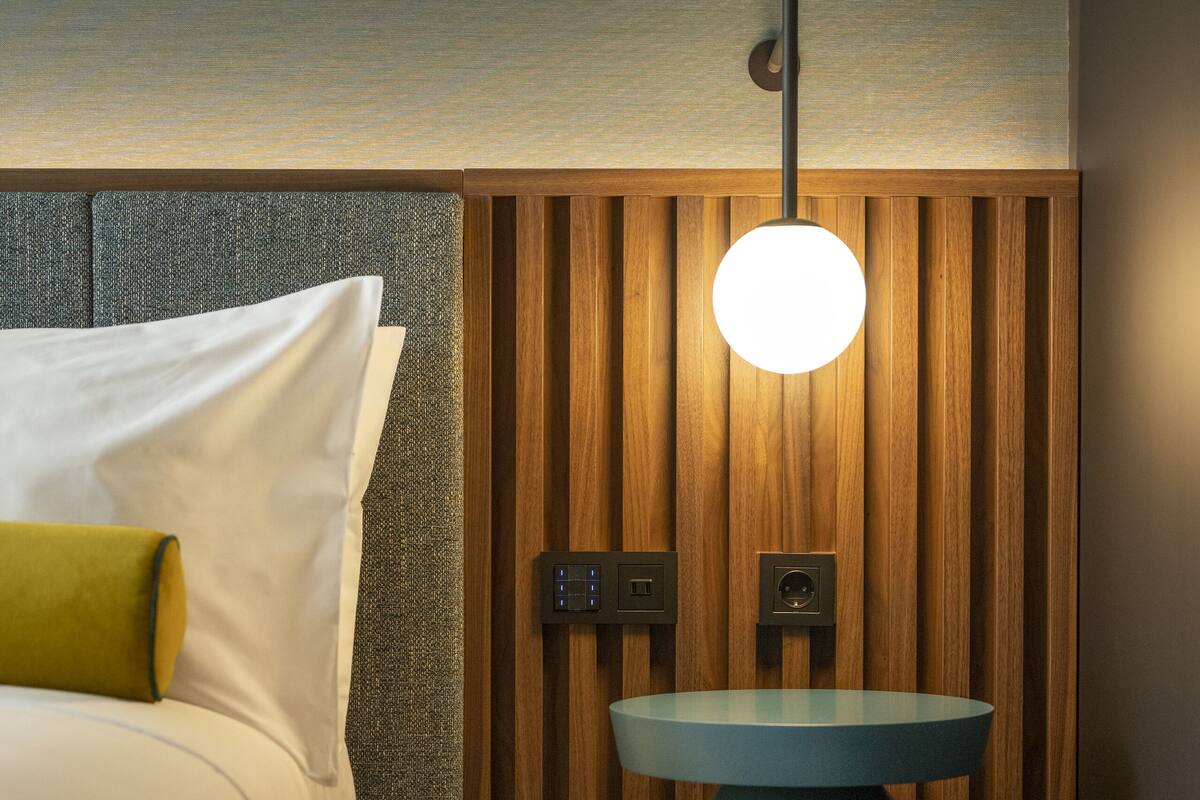 Minibar, két bảo mật tại phòng, bàn 