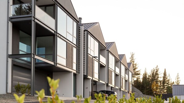 Exterior - The Rata Apartment - Ground Floor - Private Entrance (Queenstown)