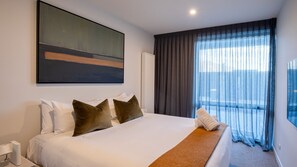 1 bedroom, desk, free WiFi, bed sheets - The Rata Apartment - Ground Floor - Private Entrance (Queenstown)