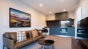 Smart TV - The Rata Apartment - Ground Floor - Private Entrance (Queenstown)