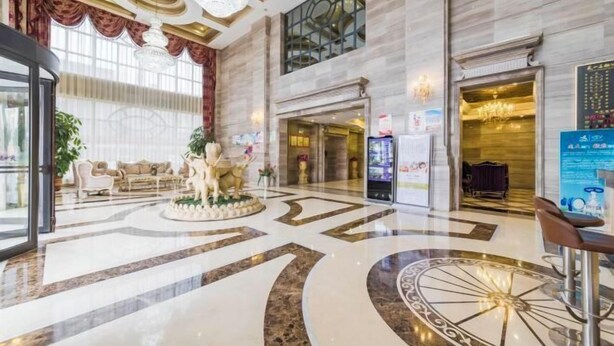 A spacious lobby with a marble floor, a central decorative fountain, and a seating area with sofas. - Tianyi Mingdu Mansion (Longyao County)