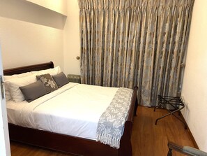 2 bedrooms, internet, bed sheets