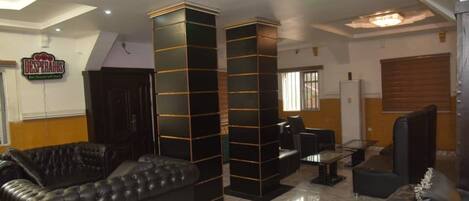 Coin salon dans le hall