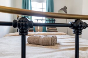 Comfort Villa | Iron/ironing board, bed sheets