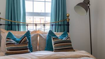 Iron/ironing board, bed sheets