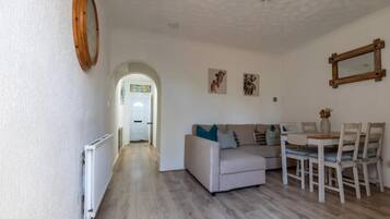 Biệt thự tiện nghi đơn giản | Khu phòng khách | TV màn hình phẳng 32-inch có truyền hình cáp