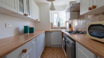 Biệt thự tiện nghi đơn giản | Bếp riêng