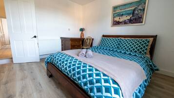 Iron/ironing board, bed sheets