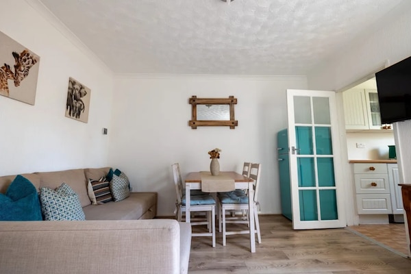 Comfort Villa | Living area | 32-inch flat-screen TV with cable channels