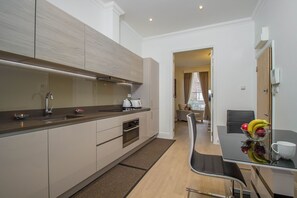 Kjøleskap, mikrobølgeovn, ovn og kokeplater