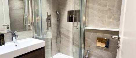 Douche, séchoir à cheveux, serviettes fournies