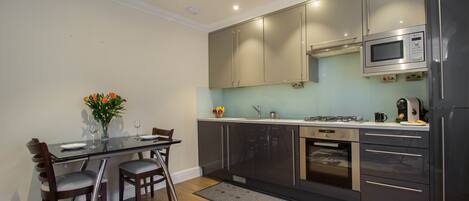 Fridge, stovetop, coffee/tea maker