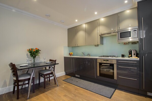 Fridge, coffee/tea maker
