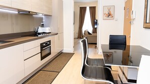Une cuisine moderne avec un coin repas, comprenant une table avec des chaises et un canapé.
