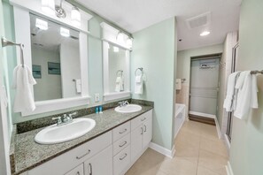 Bañera, secador de pelo y toallas