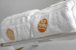 Dusj, hårføner, håndklær og såpe