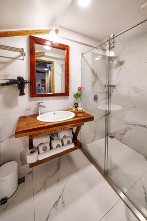 Dusj, hårføner, håndklær og såpe