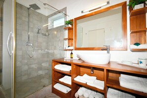 Dusche, Haartrockner, Handtücher, Seife