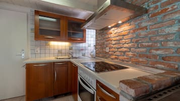 Frigorífico, horno, placa de cocina y lavavajillas