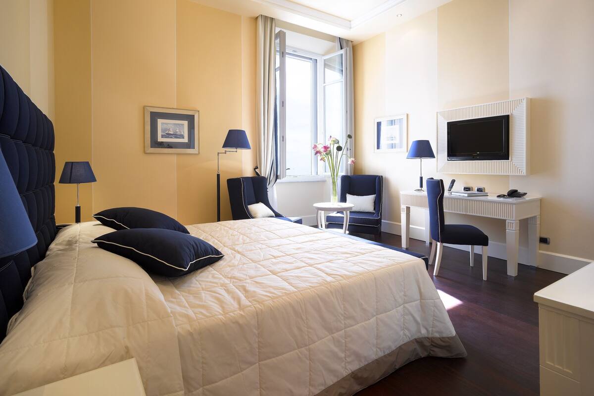 1 slaapkamer, donzen dekbedden, een kluis op de kamer, een bureau