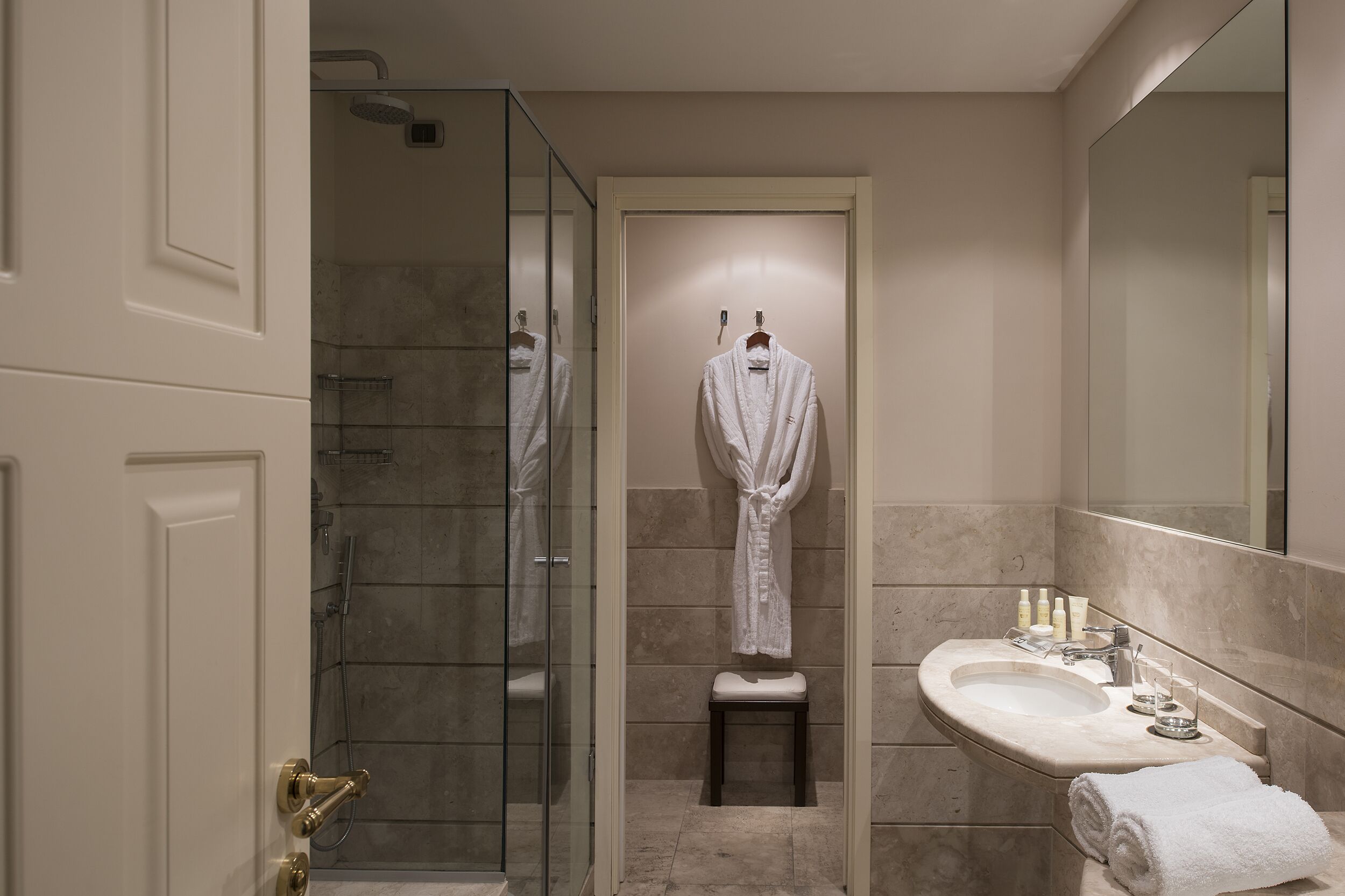 Standard-Doppel- oder -Zweibettzimmer | Badezimmer | Dusche, Regendusche, kostenlose Toilettenartikel, Handtücher