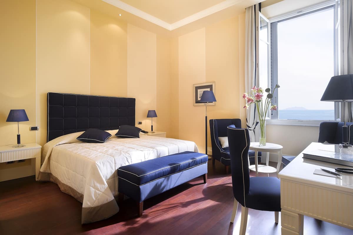 Superior kamer, 1 twee- of 2 eenpersoonsbedden | 1 slaapkamer, donzen dekbedden, een kluis op de kamer, een bureau