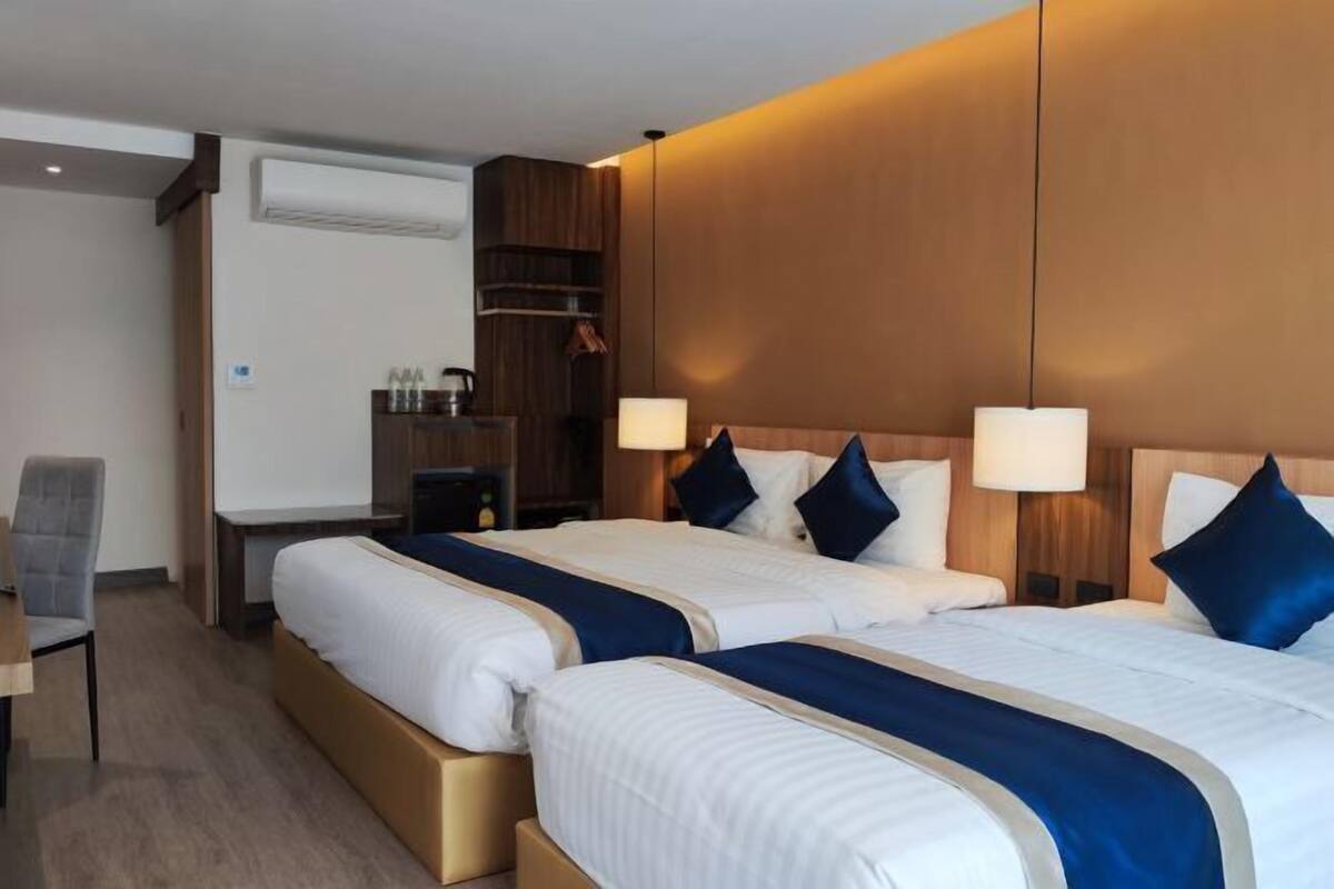 Premium bedding, down comforters, minibar, in-room safe