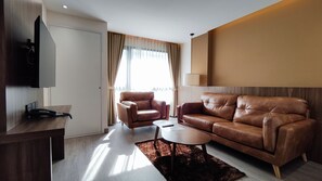 Junior Suite | Living room | 43-inch Smart TV with cable channels, TV