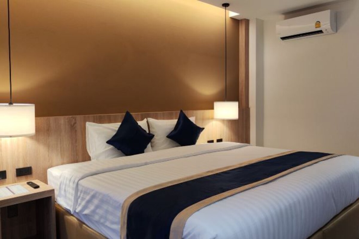 Premium bedding, down comforters, minibar, in-room safe