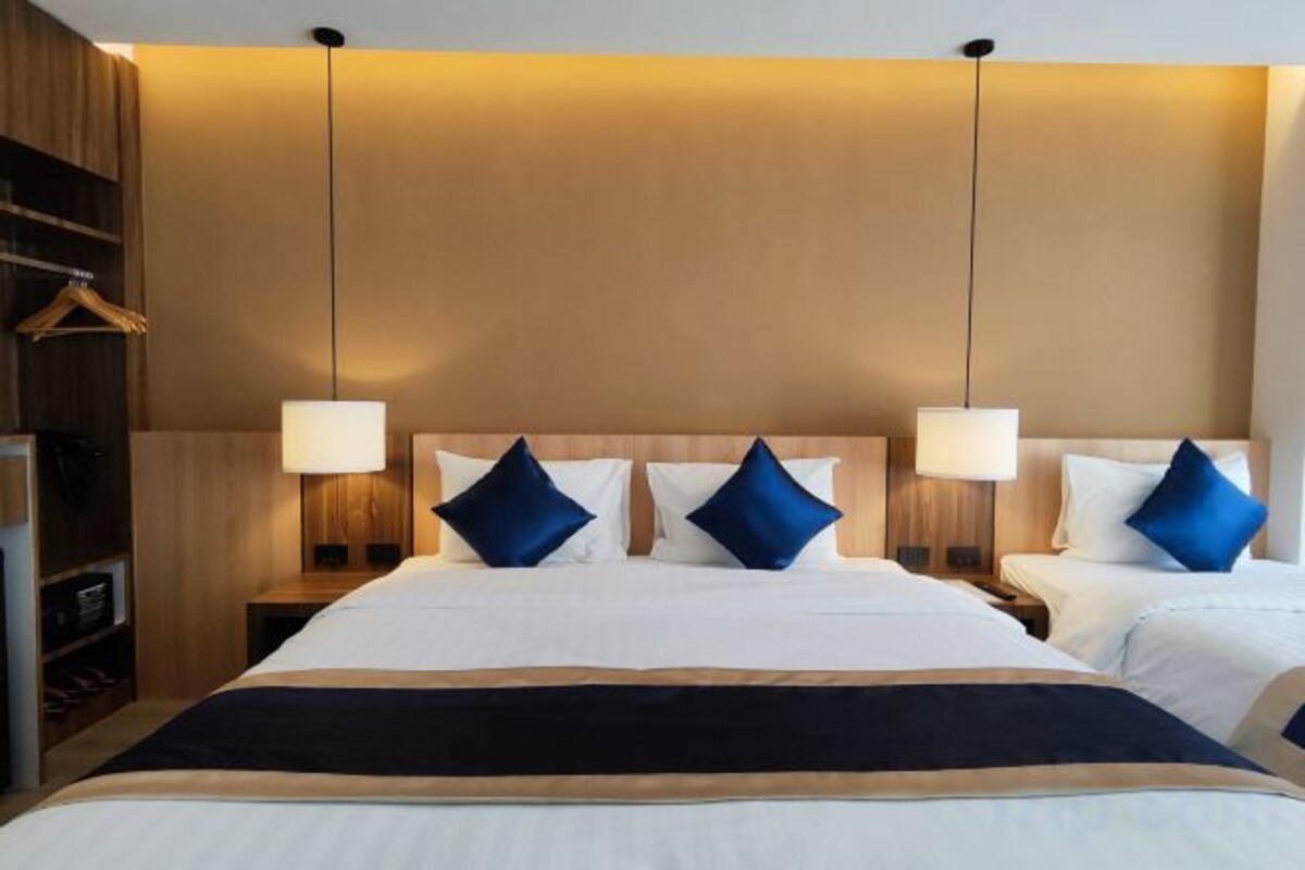 Premium bedding, down comforters, minibar, in-room safe