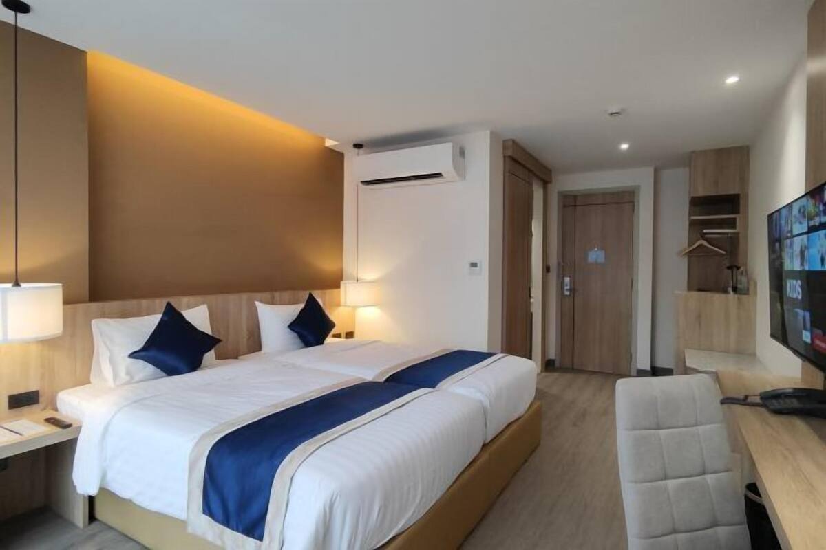 Premium bedding, down comforters, minibar, in-room safe