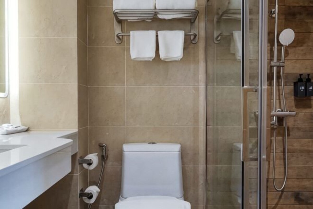 Shower, rainfall showerhead, free toiletries, hair dryer