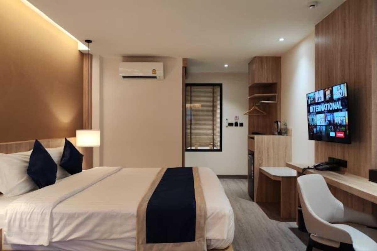 Premium bedding, down comforters, minibar, in-room safe