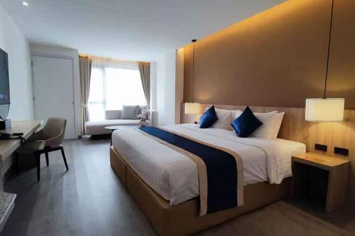 Premium bedding, down comforters, minibar, in-room safe