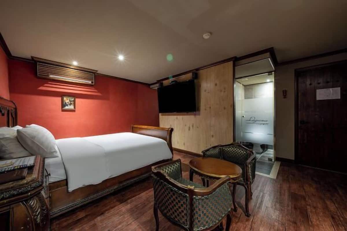 Ropa de cama de alta calidad, escritorio, wifi gratis y ropa de cama